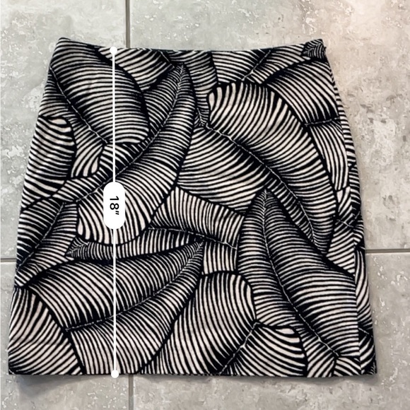 Black and White Leaf Pattern mini Skirt - Picture 5 of 8